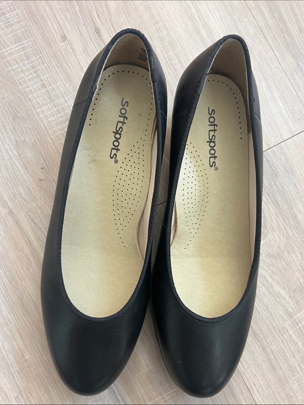 Softspots Black Women's Classic Rounded-Toe Ballet Flats Sz 8.5 career office